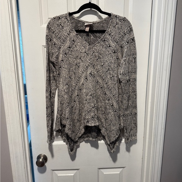 Knox Rose Tops - Knox Rose Gray and Black Asymmetrical Knit Top